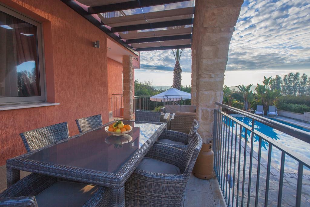 Villa Saraliana Sandy Beach Villas - Heated Pool - Jacuzzi - Private Beach Area 폴리스 객실 사진