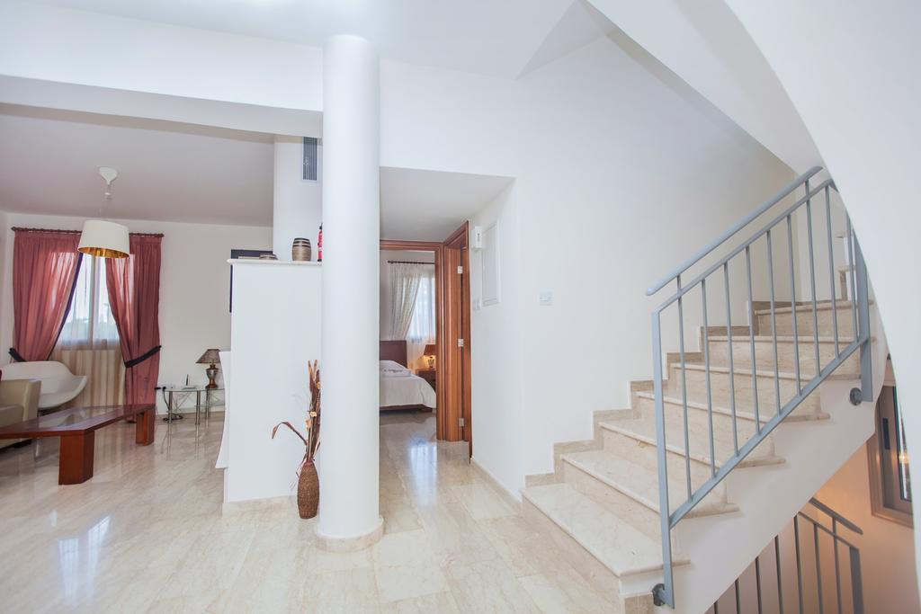 Villa Saraliana Sandy Beach Villas - Heated Pool - Jacuzzi - Private Beach Area 폴리스 객실 사진